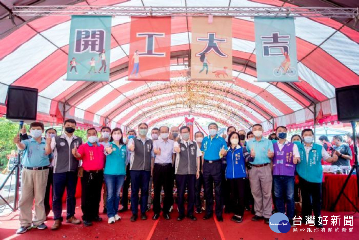 市長鄭文燦與出席貴賓貴賓合照。<br />
<br />
