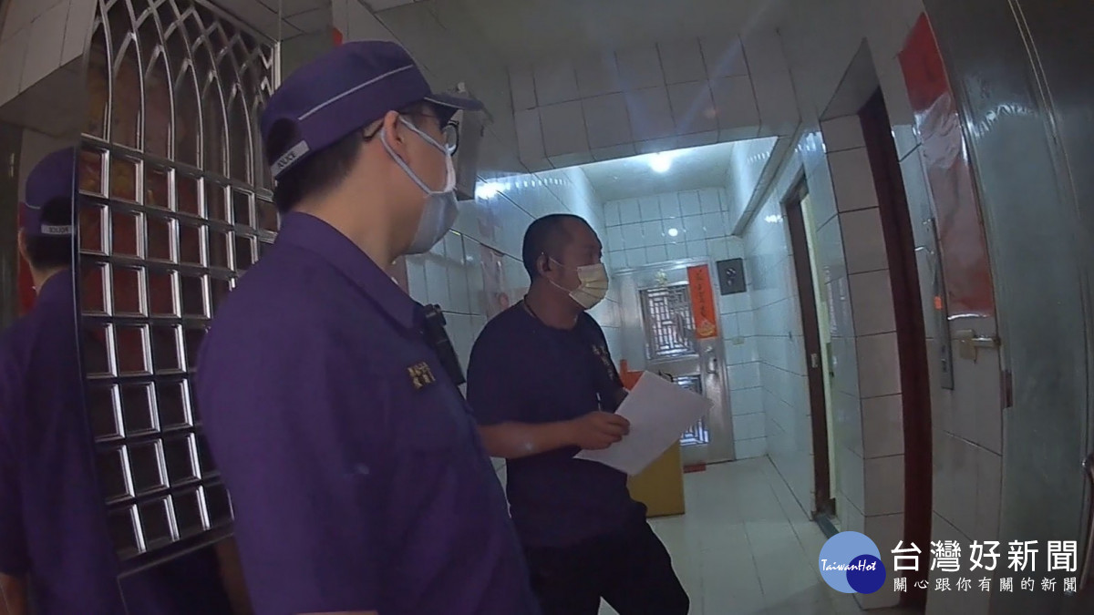 中暑倒臥家中客廳，楊梅警即時救援獨居老婦人。