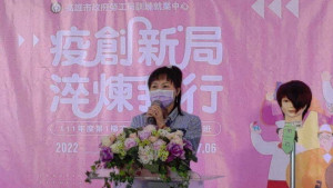 ▲第一梯次產訓班結訓成果園遊會，結訓學員朱慧娟上台分享。（圖／記者 許高祥 翻攝）