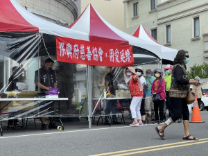 嘉義市保興府慈善協會今(9)日舉辦「用愛延續，愛心快篩活動」/李光揚拍攝