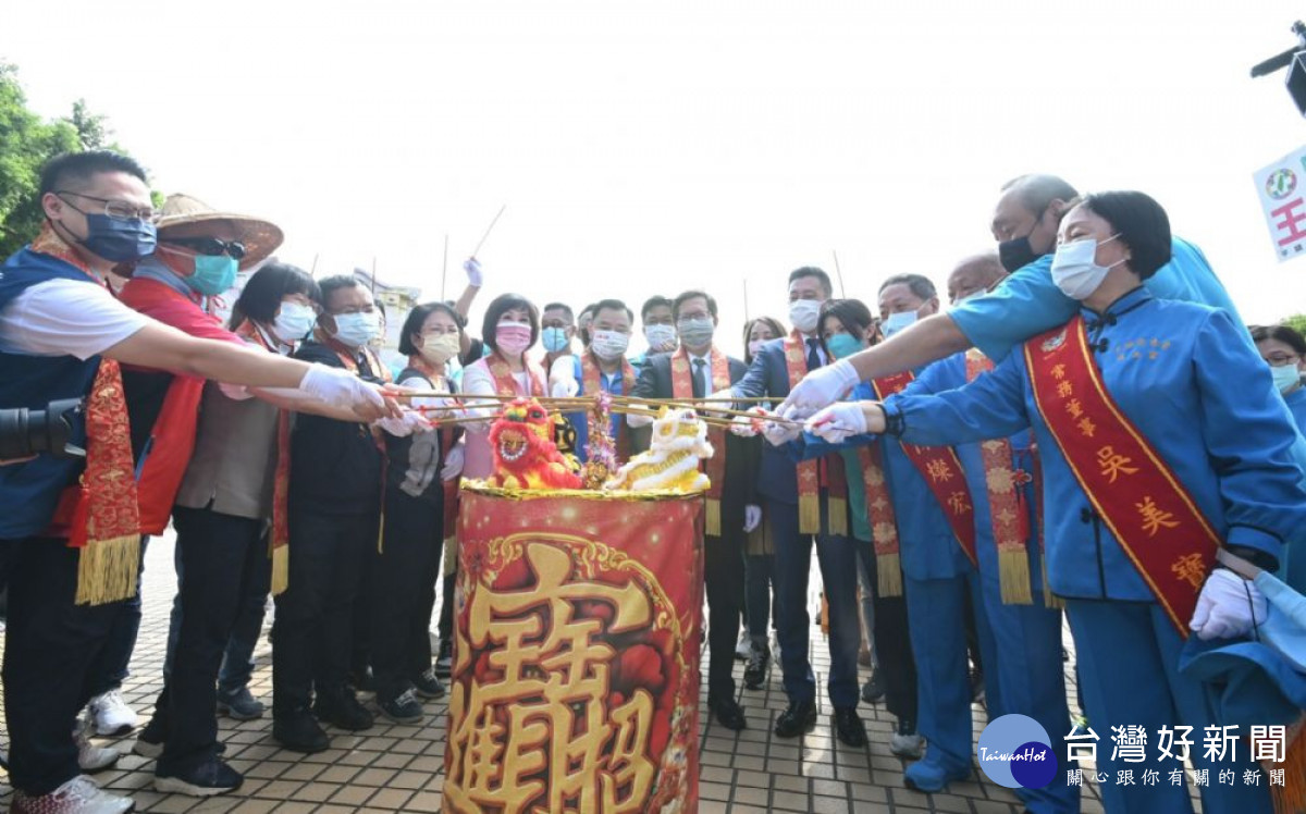 鄭市長點燃起馬炮，恭送母娘出巡遶境。<br />
<br />

