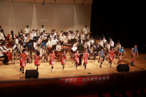 兩校合奏豐收情弓鞋小朋友也配合演出。（記者扶小萍攝）