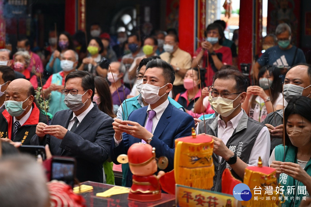 民進黨桃園市長參選人林智堅於平鎮褒忠祠義民廟參香祈福，深入客家庒固樁搶票。