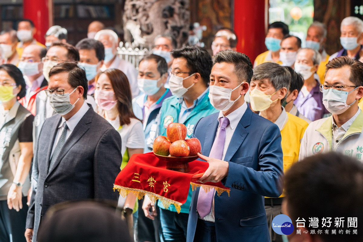 民進黨桃園市長參選人林智堅於平鎮三崇宮參香祈福，爭取客家鄉親支持。