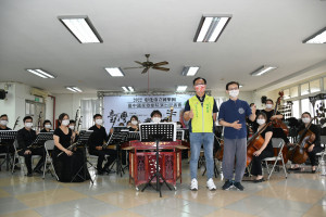 彰化市立國樂團訂於8月9日星期二晚上7點30分在台中國家歌劇院公演市長林世賢與樂團總監黃軍諺歡迎大家購票相揪前往欣賞。