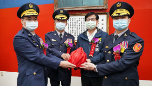 ▲原高市警察局長黃明昭(左)升任警政署署長，林炎田(右)接任高市警察局長。（圖／記者 許高祥 攝）