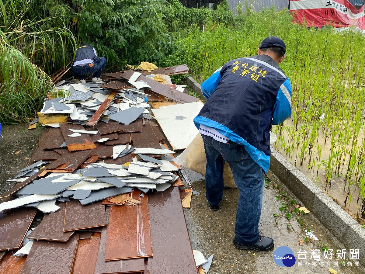 石碇山區遭非法棄置大量泡棉及裝潢廢棄物，立即指派環境稽查重案組與警察局新店分局石碇分駐所組成專案小組展開調查偵辦