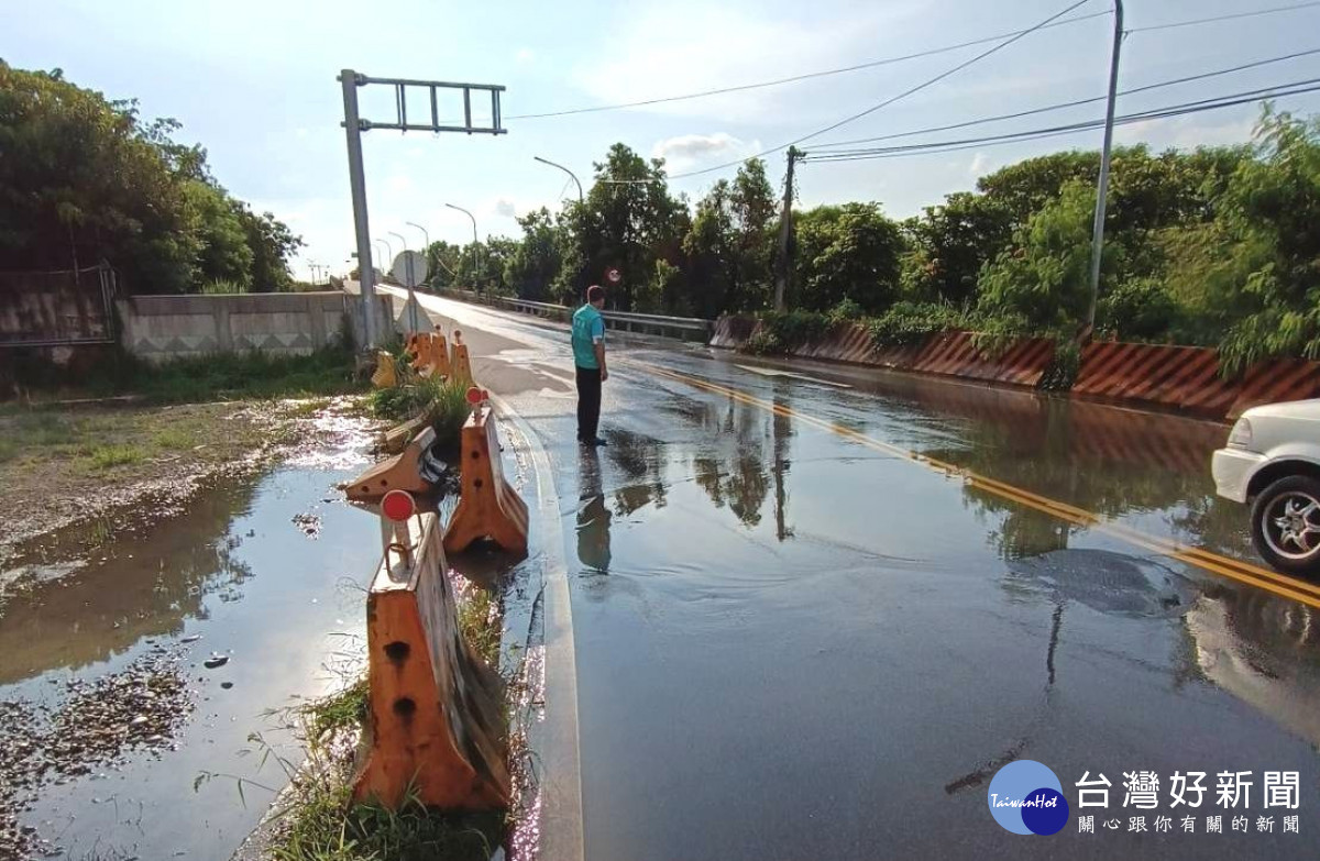 國道4號神岡聯絡道遇雨即淹，市議員蕭隆澤揭露排水系統「只做半套」且高於路面，要求養工處檢討改善。