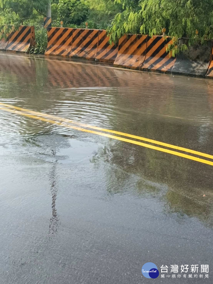 國道4號神岡聯絡道遇雨即淹，市議員蕭隆澤揭露排水系統「只做半套」且高於路面，要求養工處檢討改善。