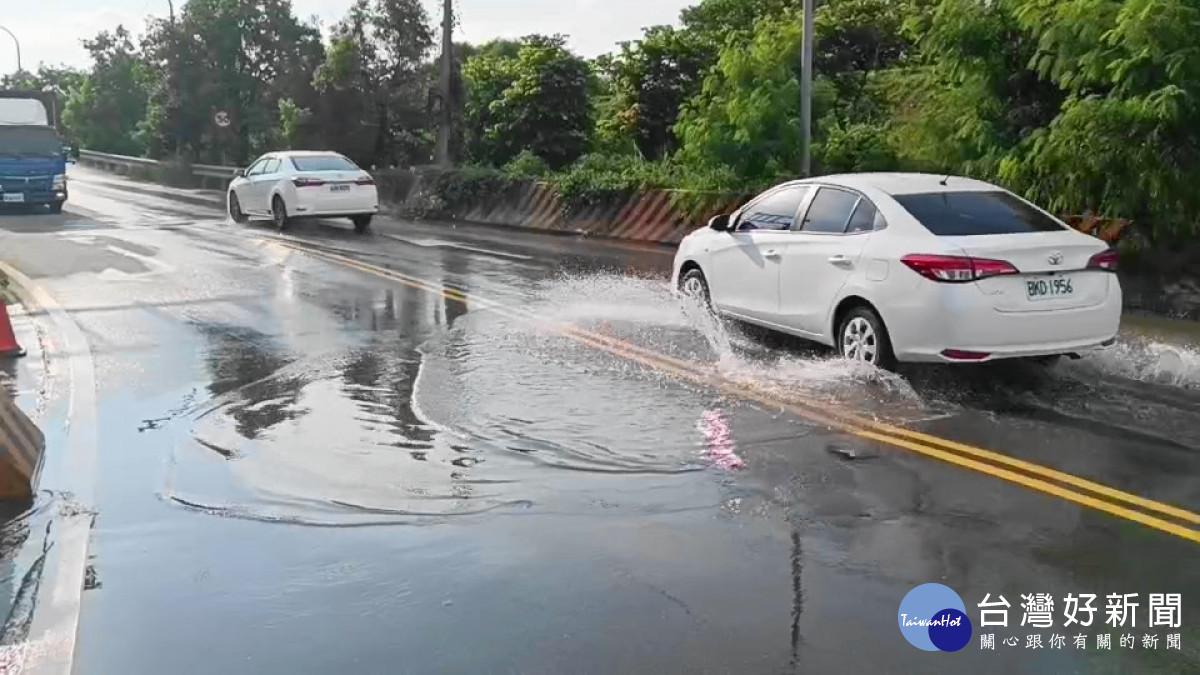 國道4號神岡聯絡道淹水，地勢低窪處水淹半個輪胎高，汽機車經過噴濺水花。