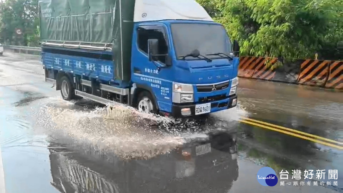 國道4號神岡聯絡道淹水，地勢低窪處水淹半個輪胎高，汽機車經過噴濺水花。