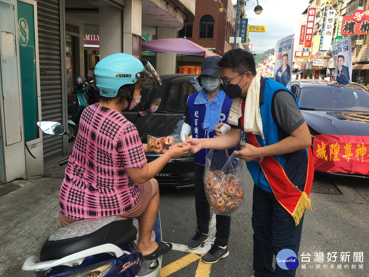 紀百鍊送出3000份平安餅予市民吃平安。（記者扶小萍攝）