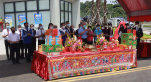 許立委林縣長與來賓們上香祈祝服務中心啟用順利。（記者扶小萍攝）