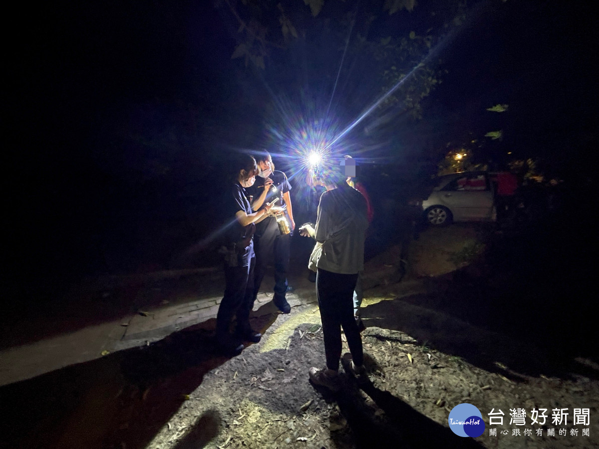 夜晚登山步道迷途，警方獲報後立即派遣巡邏網前往，成功協助迷途母女脫困返家。