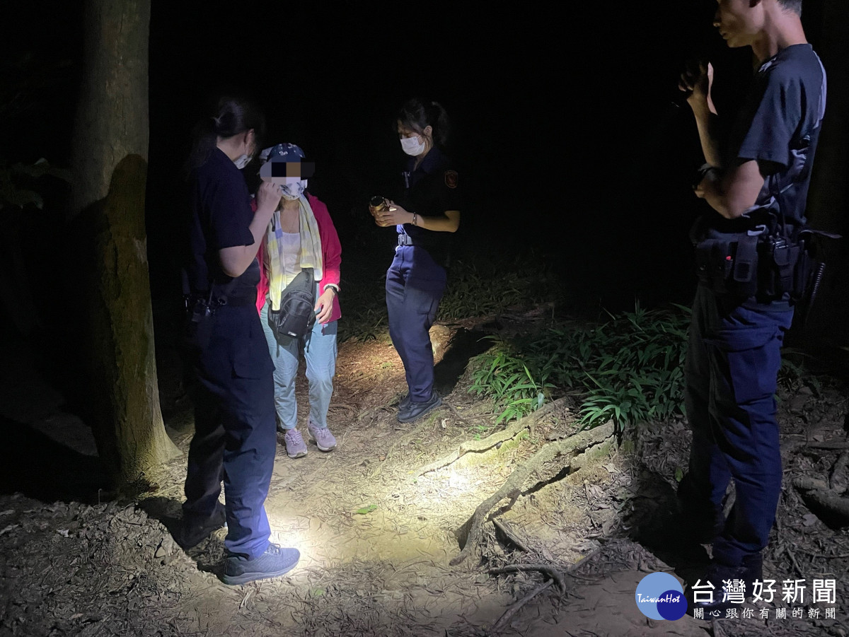 夜晚登山步道迷途　警救援脫困