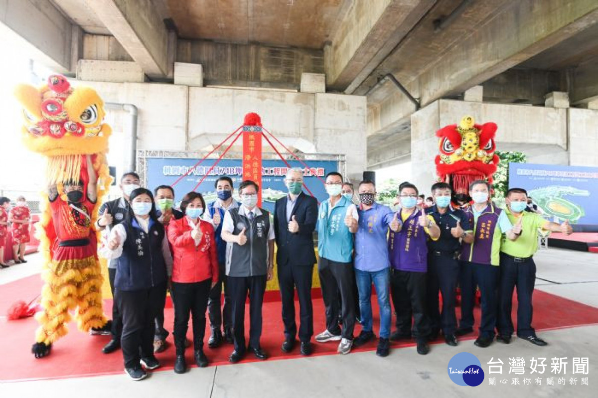 市長和與會來賓合影。<br />
<br />
