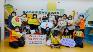 ▲信誼基金會捐贈高市早療據點書籍及玩具。（圖／記者 許高祥 翻攝）