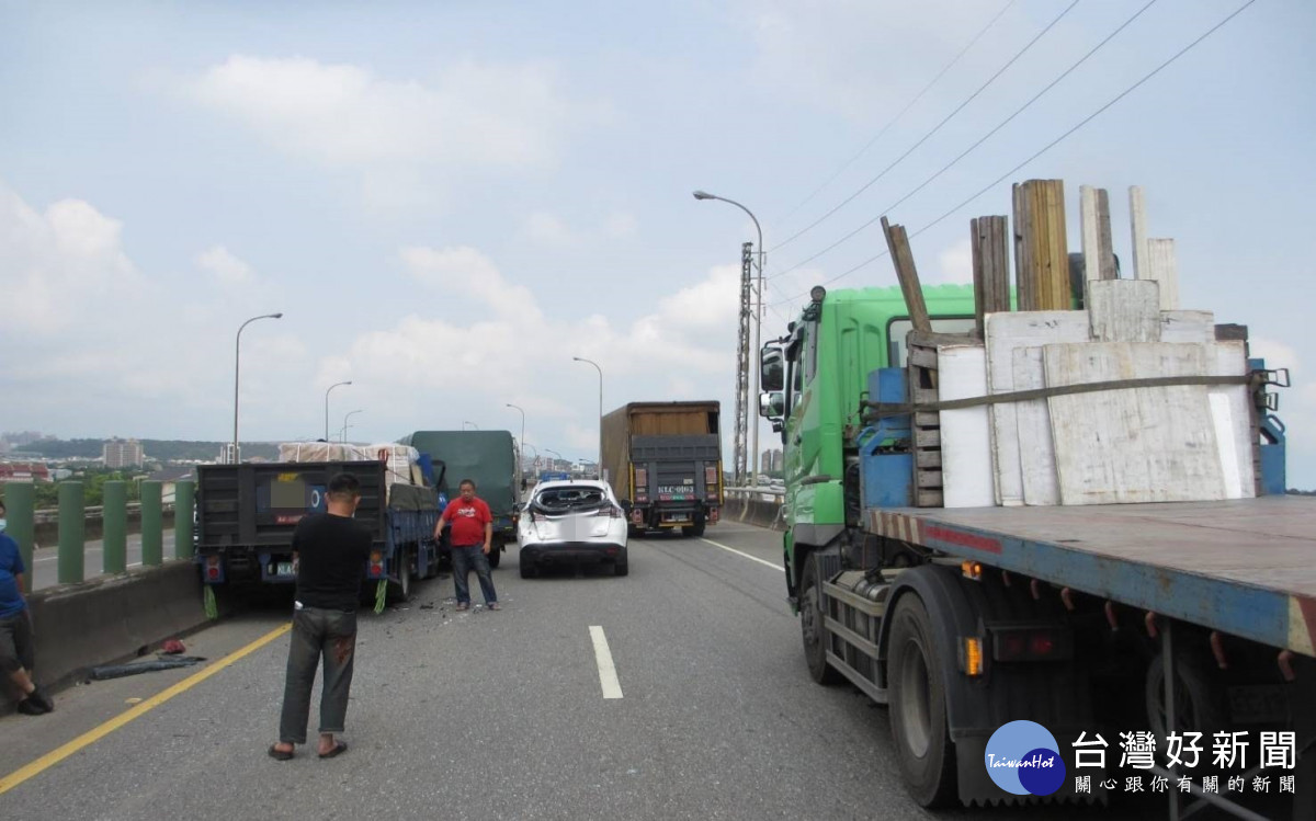 台66線西向4車連環撞，車流回堵警急疏導。