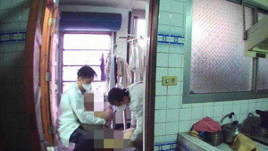 ▲老翁被發現倒臥在廚房門口，緊急送旗山醫院就醫。