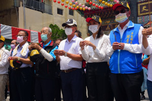 簡鎮長（右起）許立委林縣長等人開香祈祝疫情遠離。（縣府提供）