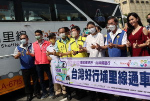 林明溱縣長等人歡迎從台中搭乘首發車到埔里旅遊的乘客。