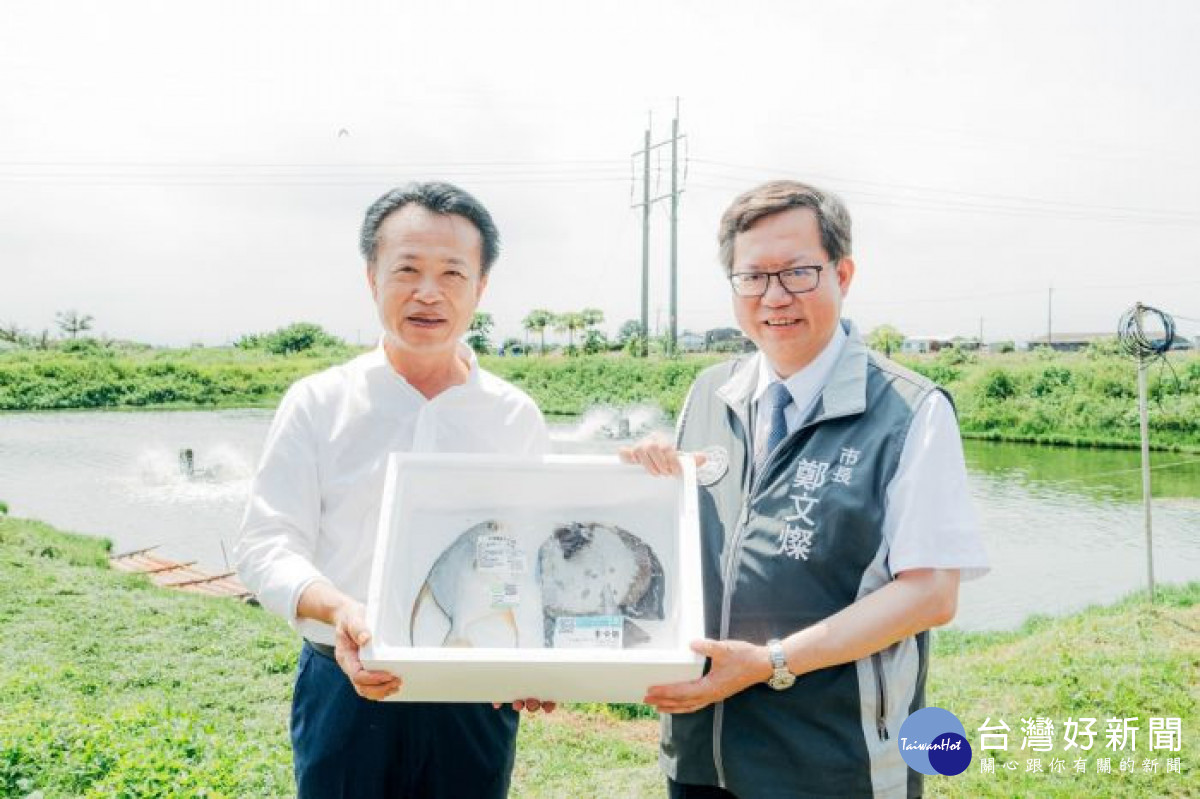 鄭市長與翁縣長合影。<br />
<br />
