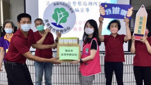 ▲社會局長青中心至路竹三爺據點發送唾液快篩試劑。（圖／記者 許高祥 翻攝）