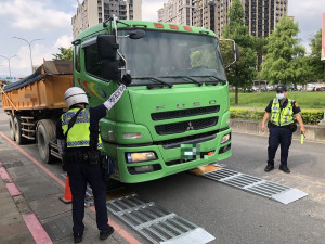 板橋警分局為了遏止轄內大型車輛違規超載，於板橋區板城路(新北果菜市場前)配合活動地磅租賃廠商執行取締砂石大貨車超載勤務