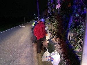 水上派出所所長張永龍、警員謝亞秦協助老翁先將故障機車移置路旁／警方提供