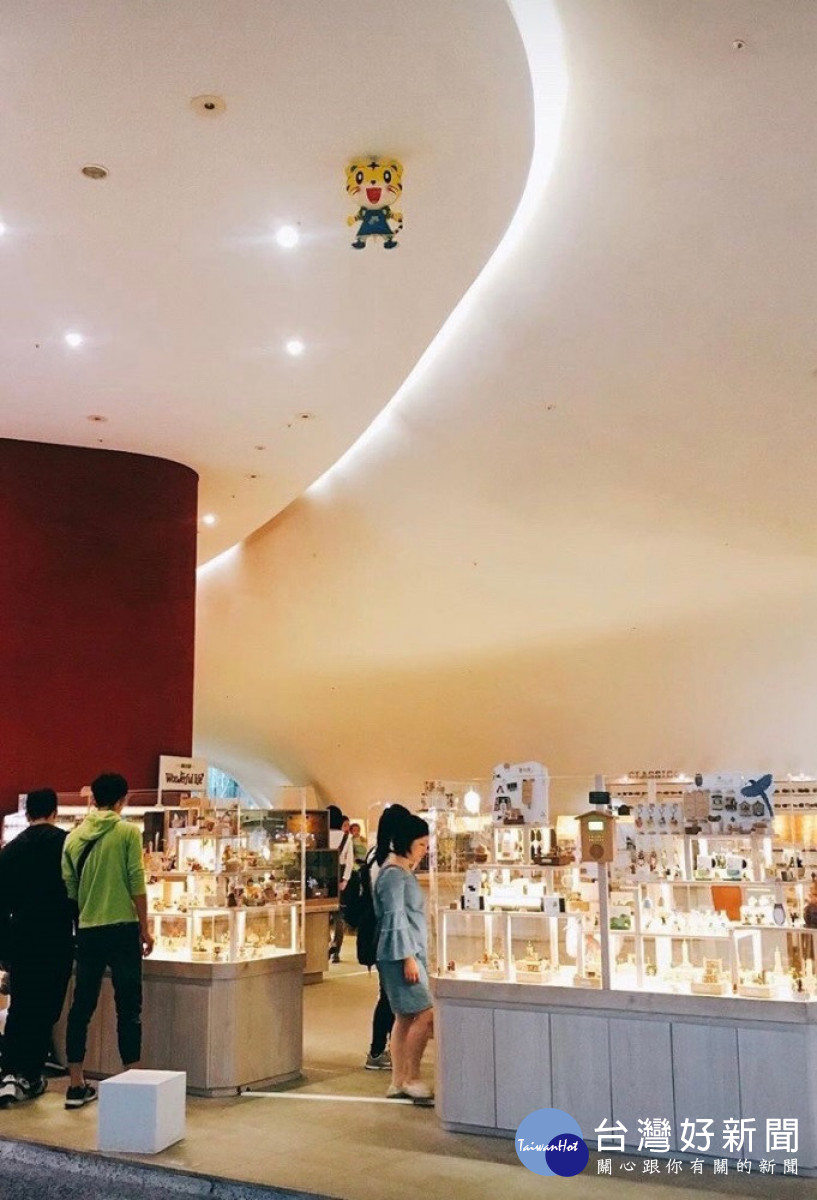 「巧虎」氣球飛到歌劇院一樓7.5公尺高的天花板。(圖/台中國家歌劇院)