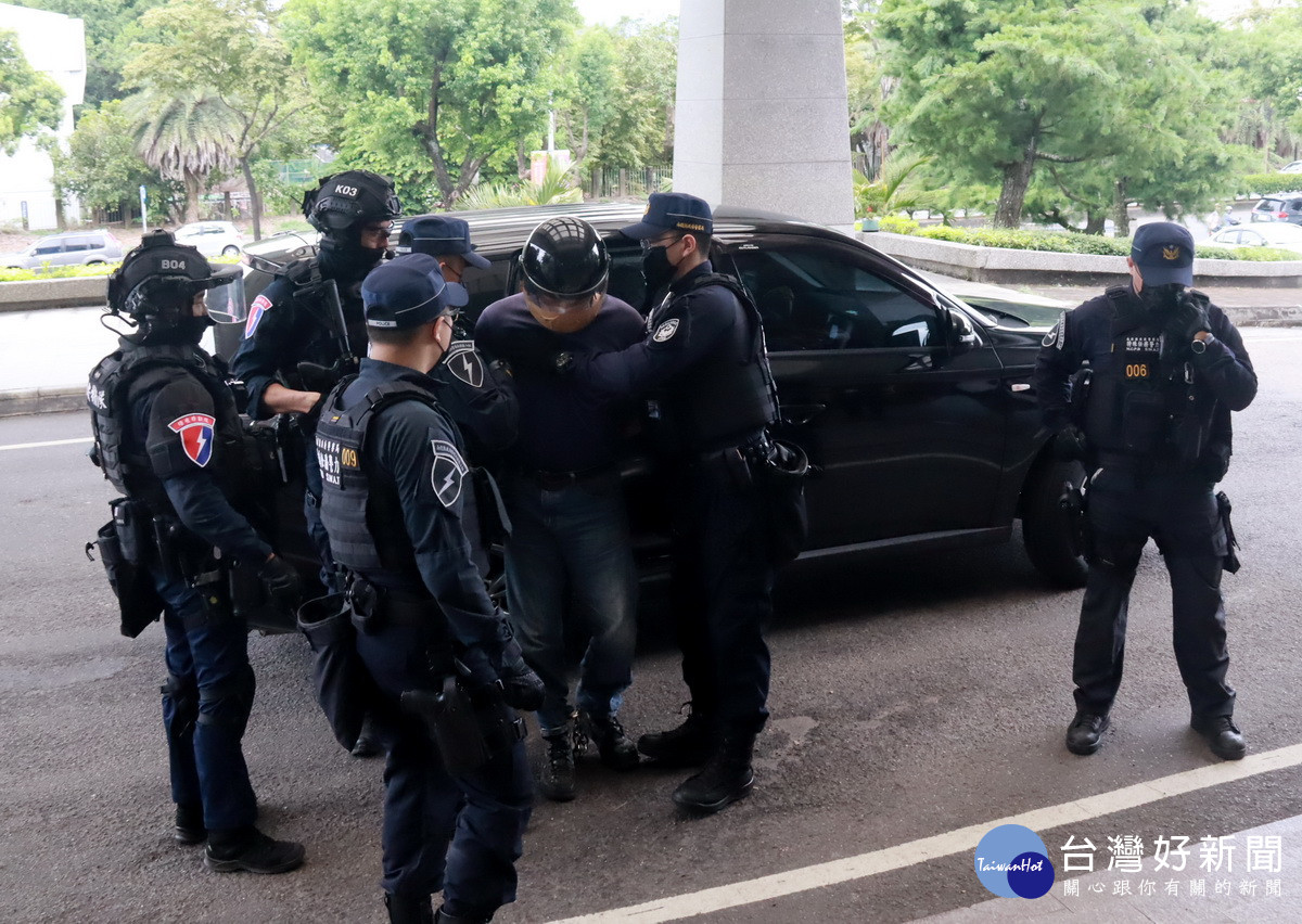 嫌犯被警方帶到南投縣警察局。（記者扶小萍攝）