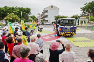 南投監理站派出大車示範轉彎及視野死角。（縣府提供）