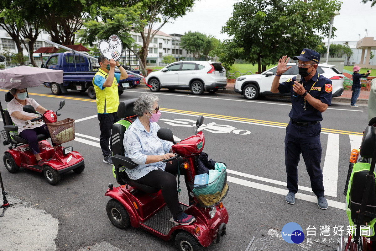 交通隊組長李安景指導過路口應注意事項。（縣府提供）
