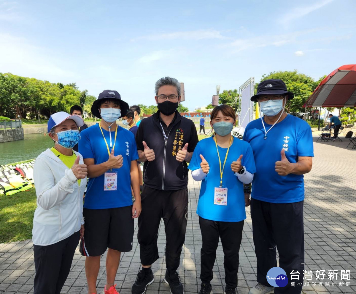 台中市運動局長李昱叡與國手張筑涵(左)及陳瑋涵(右)合影。