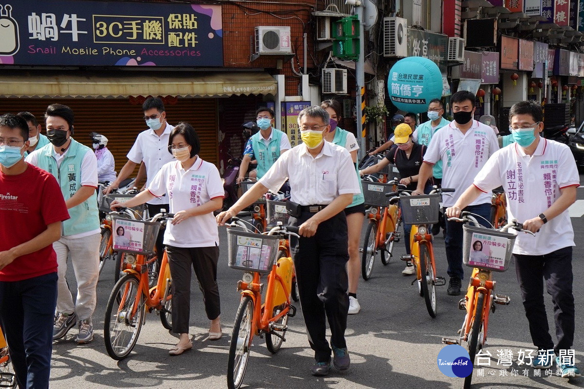 台北市長文哲來到桃園與民眾黨桃園市長參選人賴香伶及市議員參選人共同騎鐵馬拉抬聲勢。