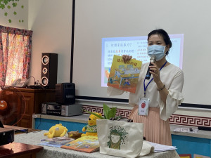 講師以繪本分享。（南投縣服務站提供）