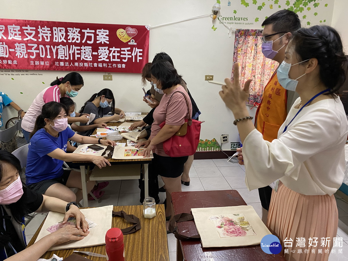 蝶谷巴特手作手提包。（南投縣服務站提供）