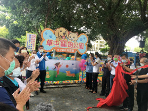來賓們上香並為寵物公園揭幕。（記者扶小萍攝）