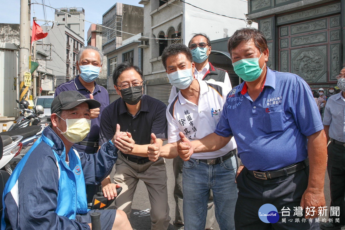 國民黨桃園市長參選人張善政前往大園地區拜票爭取支持，受到許多民眾熱忱回應。