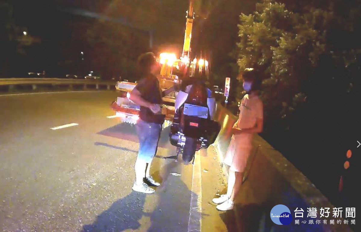 男子騎車誤闖大園交流道，警方即時救援助脫困。<br />
<br />
