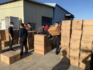 桃市消防局出動近百人次進行搬運。