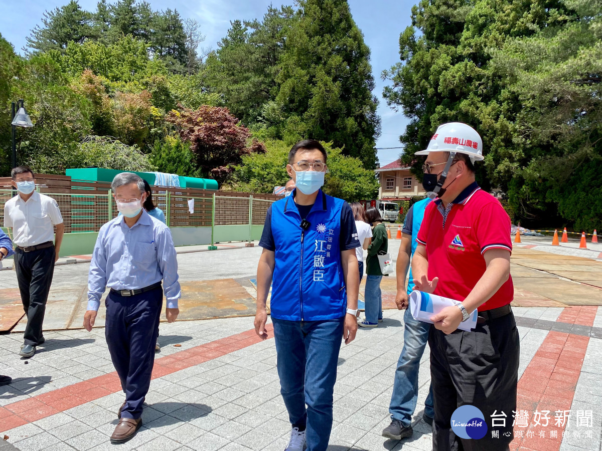 立委江啟臣(中)前往福壽山農場關心新建賓館工程進度。