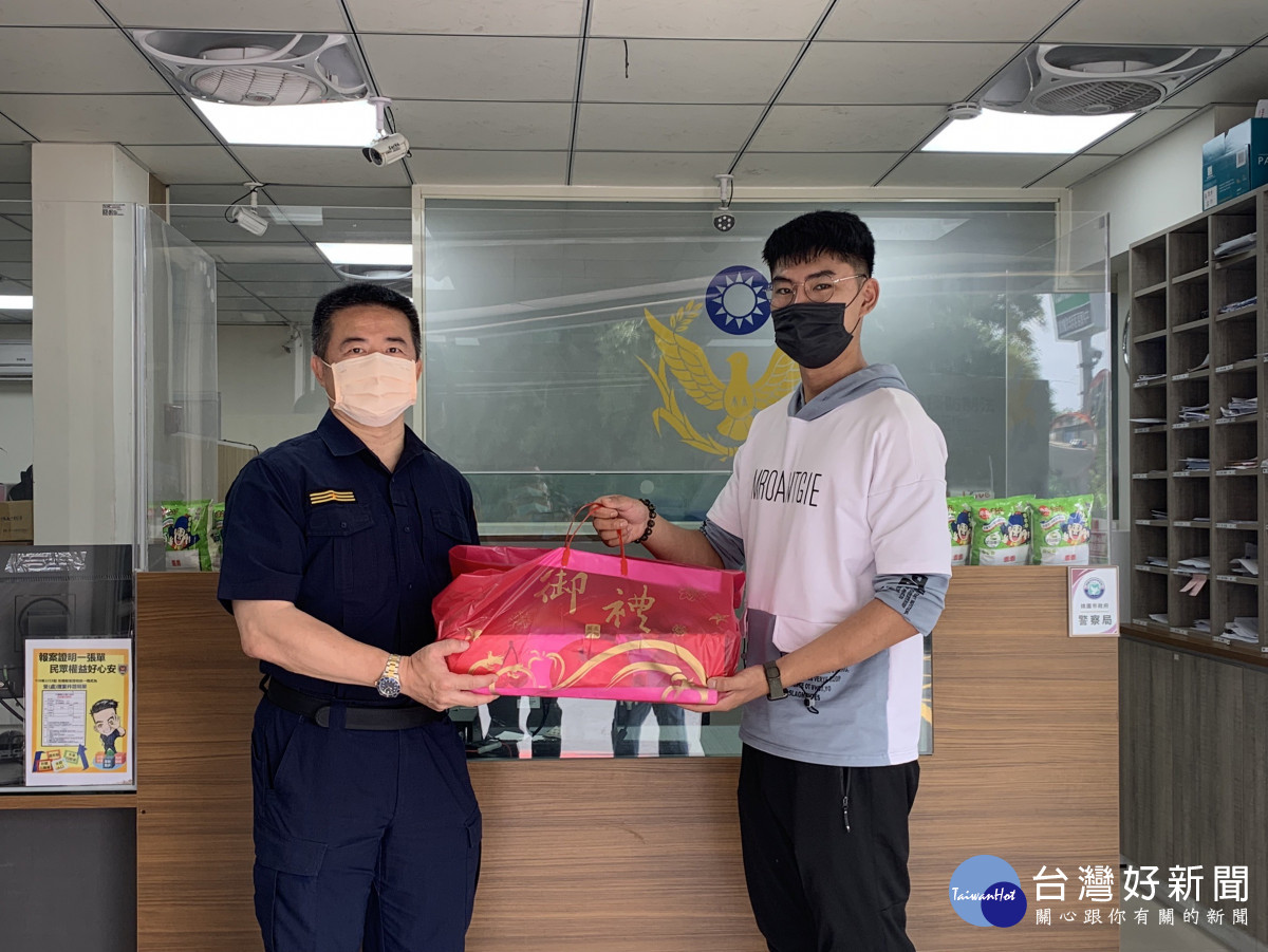 分局長蕭欽杰表揚熱心協助警方的鄭姓民眾，並致贈水果禮盒。<br /><br />
<br /><br />
