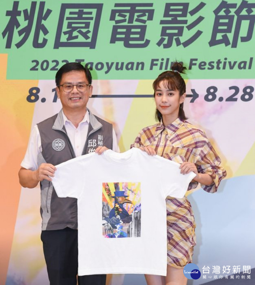 邱副秘書長與温貞菱合影留念。<br />
