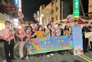 斗六警分局長陳鴻忠、副分局長林清豐率員，至斗六圓環生日音樂饗宴現場宣導交通安全／警方提供