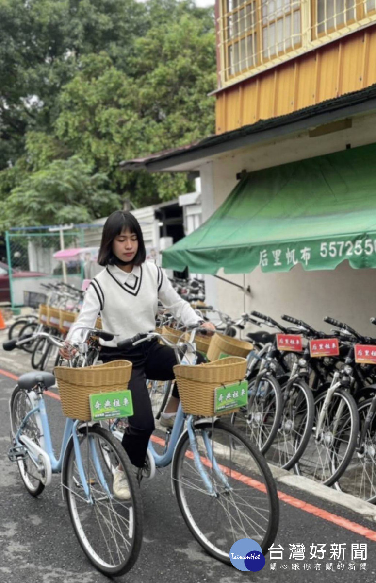 曾林美婷國中二年級即利用課餘時間到腳踏車出租店打工，以減輕家中經濟負擔。