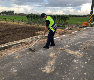 四維派出所警員鄒駿莛及時清除道路泥土，防止用路人發生事故／警方提供