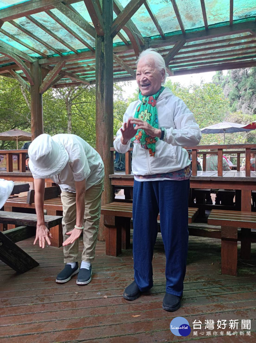 右為104歲的蔡寬阿嬤。圖／慈濟基金會提供