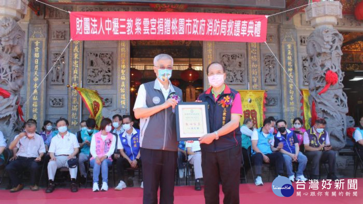 副市長李憲明回贈感謝狀。<br />
<br />
