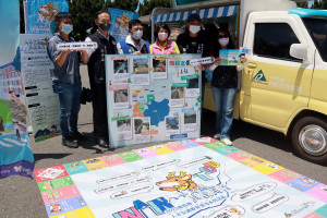 陳副縣長到人本交通造型宣傳車及各攤位瞭解。（記者扶小萍攝）